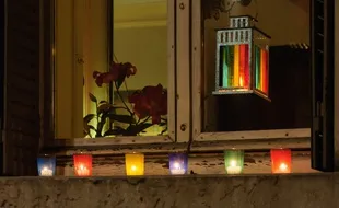 Luminions posé sur les fenêtre pour l'occasion de la fêtes des lumières.