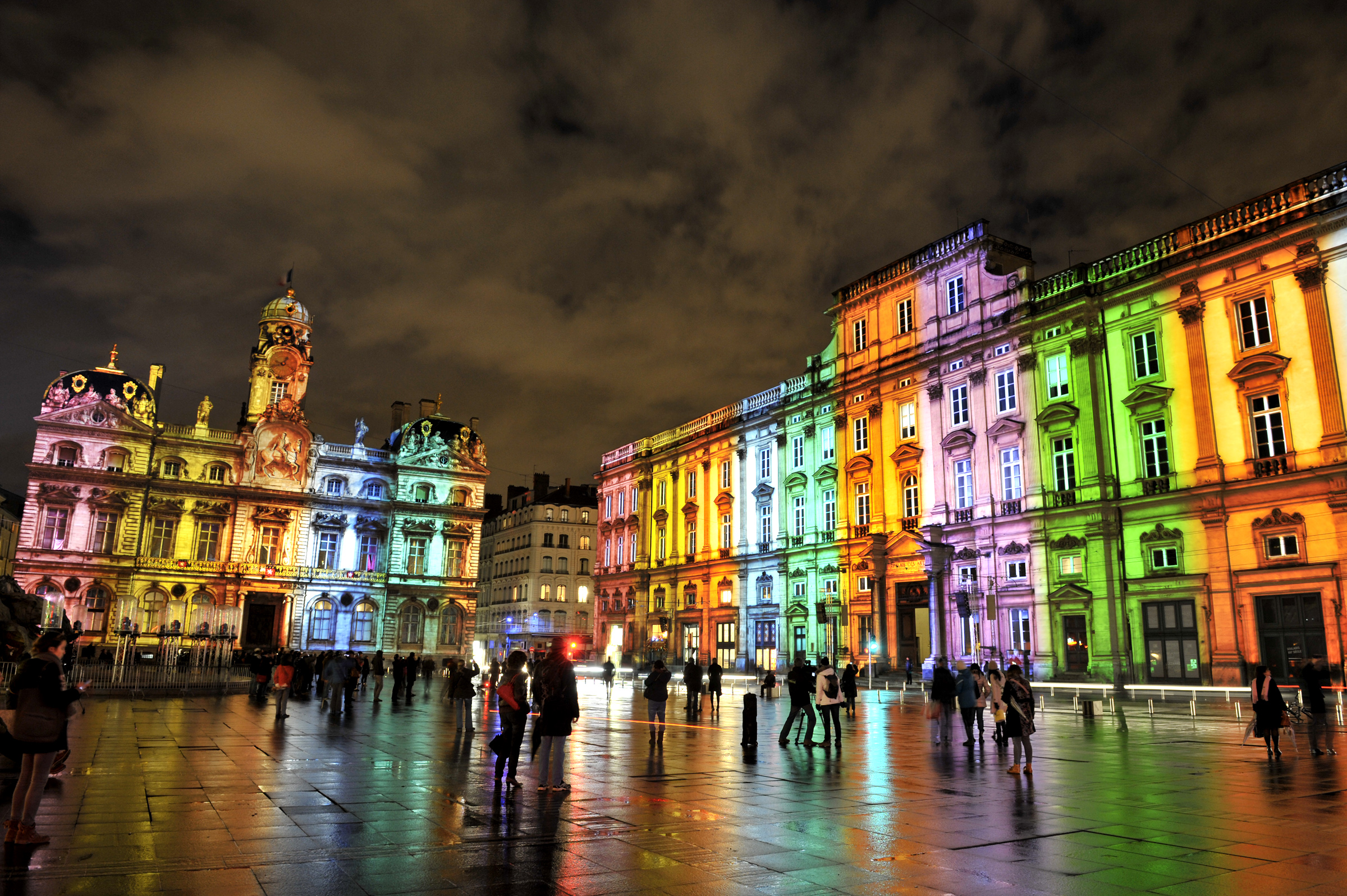 Place des Terreaux tout en couleur à l'occasion de la fête des lumières.